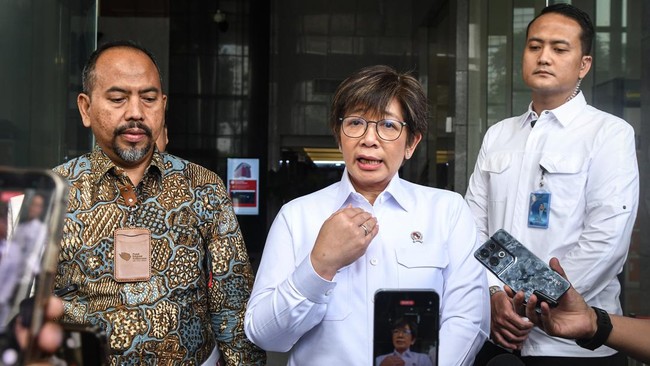 Wakil Kepala Badan Gizi Nasional Agustina Arumsari (tengah) dan Deputi Bidang Pencegahan dan Monitoring KPK Aminudin (kiri) menyampaikan keterangan usai melakukan audiensi di Gedung Merah Putih KPK, Jakarta, Selasa (7/7/2026). KPK menerima audiensi B