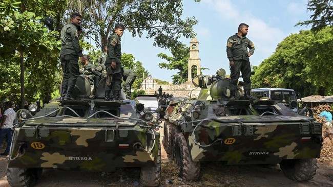 Army officers stand guard outside the Negombo prison on the outskirts of Colombo on July 7, 2026, following clashes between inmates of two drug gangs. Clashes in a Sri Lankan jail have killed 23 people, including four guards, and wounded more than 10