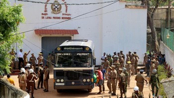 Prisoners board a bus to be transferred to another prison following clashes between two groups of inmates at Negombo Prison in the coastal town of Negombo, Sri Lanka, July 6, 2026. REUTERS/Lahiru Harshana