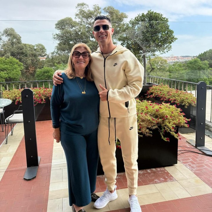 <p>Kapten timnas Portugal, Cristiano Ronaldo, mengkonfirmasi penampilan terakhirnya di Piala Dunia 2026 setelah tersingkir secara dramatis di babak 16 besar melawan Spanyol di Dallas. (Foto: Instagram @doloresaveiroofficial)</p>