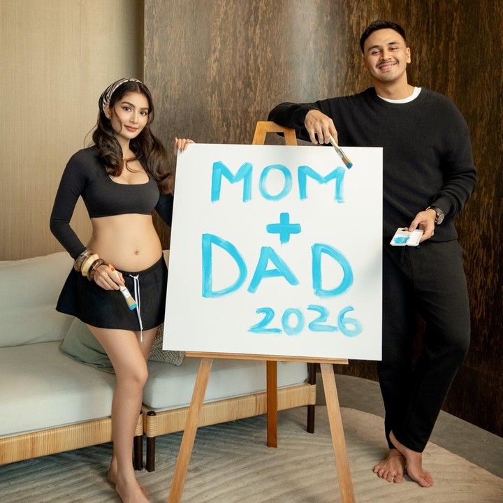<p>Selain baju bayi, pasangan ini juga menulis tulisan penuh makna di atas kanvas putih dengan cat biru muda. Pasangan yang resmi menikah pada 8 Juni 2024 ini kompak menuliskan '<em>Mom + Dad 2026'</em>. Dalam postingan di Instagram miliknya, Marco mengungkap rasa bahagia saat mengumumkan jenis kelamin anak pertamanya. "<em>STRONK BABY BOY OTW</em>," ungkapnya. (Foto: Instagram @debisagita/ @marcoivanos12)</p>