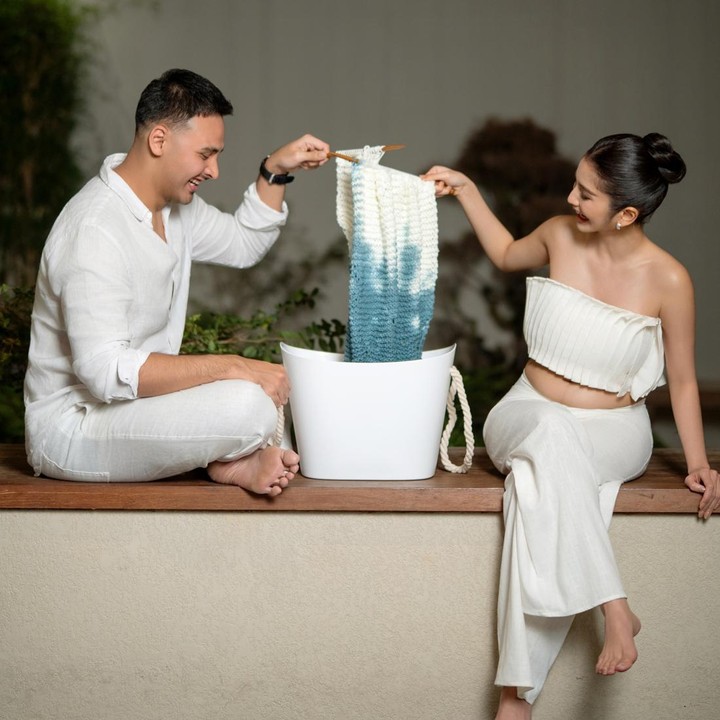 <p>Melalui unggahan di Instagram, Debi dan Marco kompak mem-<em>posting</em> video dan foto maternity untuk mengumumkan jenis kelamin anak pertama mereka. Di video ini, keduanya kompak mengenakan baju berwarna serba hitam dan putih. (Foto: Instagram @debisagita/ @marcoivanos12)</p>