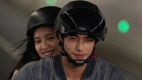 Song Weilong dan Zhang Jingyi dalam drama China Love for You (2026).