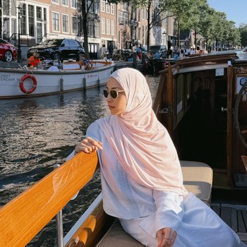 Sederet Outfit Nikita Willy saat Liburan Keluarga di Eropa, Serba Simple dan Timeless