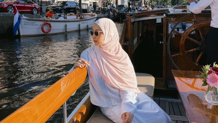 Sederet Outfit Nikita Willy saat Liburan Keluarga di Eropa, Serba Simple dan Timeless