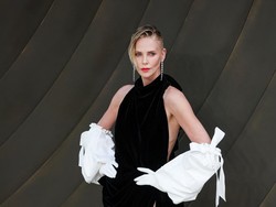 Charlize Theron Dituding Ubah Gender Anak, Netizen Geram