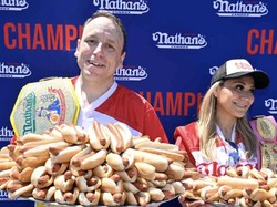 Gokil! Pria Ini Makan 66 Hot Dog dalam 10 Menit dan Menang Rp 180 Juta