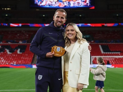 Terpopuler: Kisah Cinta Harry Kane Pencetak Gol Inggris dan Istri