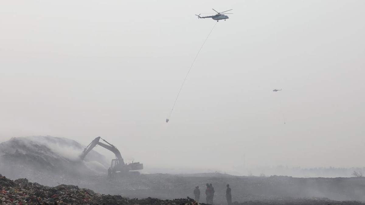 Penampakan Terbaru Kebakaran di TPA Jatiwaringin, Asap Masih Mengepul