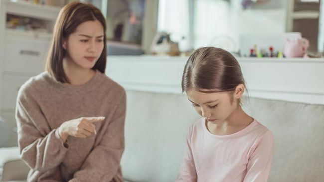 7 Kebiasaan Orang Tua Yang Membuat Anak Menyembunyikan Perasaannya