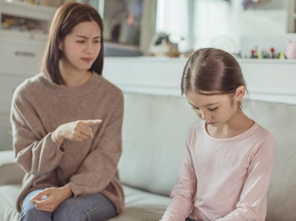 7 Kebiasaan Orang Tua yang Membuat Anak Menyembunyikan Perasaannya