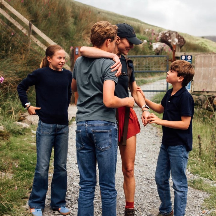 <p>Hal tersebut diketahui langsung melalui beberapa potret yang dibagikan langsung di akun Instagram. &ldquo;Pada hari Minggu, Princess of Wales membagikan foto-foto suaminya, Pangeran William, serta ketiga anak mereka-Pangeran George, Putri Charlotte, dan Pangeran Louis-yang memberikan dukungan kepadanya,&rdquo; tulis laman Instagram <em>@people, </em>Selasa (7/7/2026).&nbsp;(Foto: Instagram @princeandprincessofwales)</p>