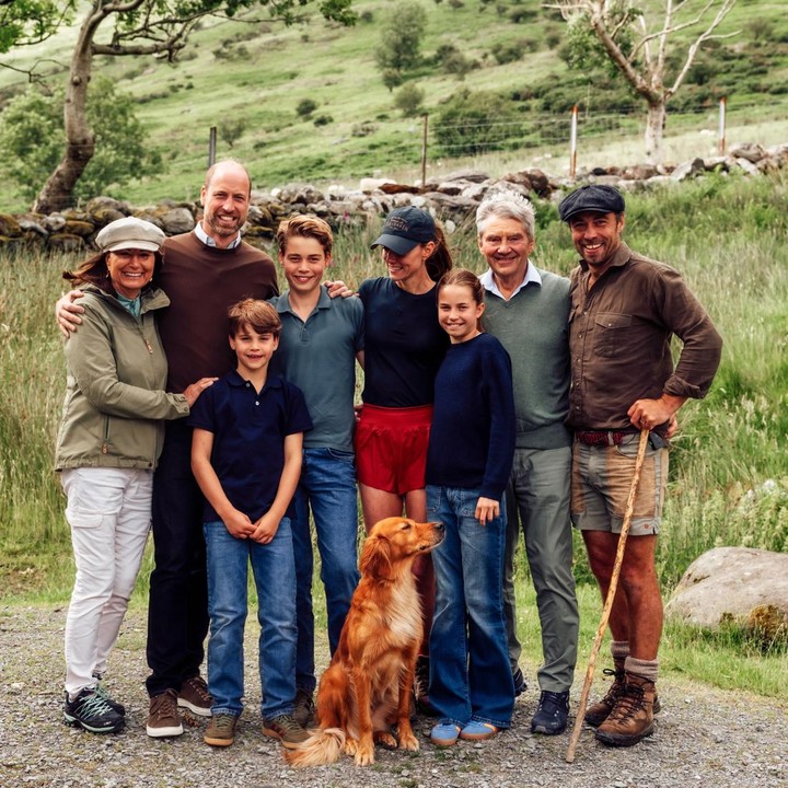 <p>Menurut <em>ThreePeaksChallenge.uk, </em>Kate mendaki sejauh 23 mil (37 kilometer) dengan total peningkatan ketinggian 10.052 kaki. Selain suami dan anak-anak, Kate juga disambut oleh kedua orang tua dan saudara laki-lakinya, Bunda.&nbsp;&nbsp;(Foto: Instagram @princeandprincessofwales)</p>