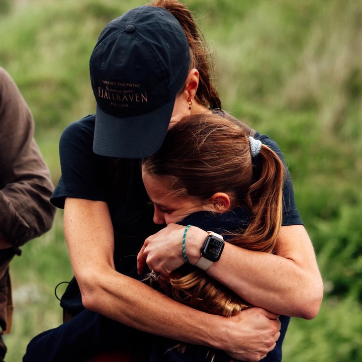 <p>Momen manis terlihat ketika Putri Wales disambut sang suami, Pangeran William, dan ketiga anaknya di garis finis di dasar Gunung Snowdon. Ia pun langsung memberikan pelukan hangat untuk keluarganya.&nbsp;(Foto: Instagram @princeandprincessofwales)</p>