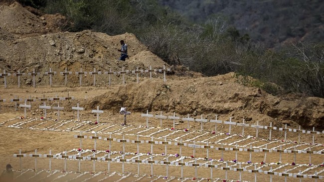 A general view of graves of earthquake victims, in the aftermath of the June 24 earthquakes, at La Esperanza Cemetery, in La Guaira, Venezuela, July 6, 2026. REUTERS/Adriano Machado