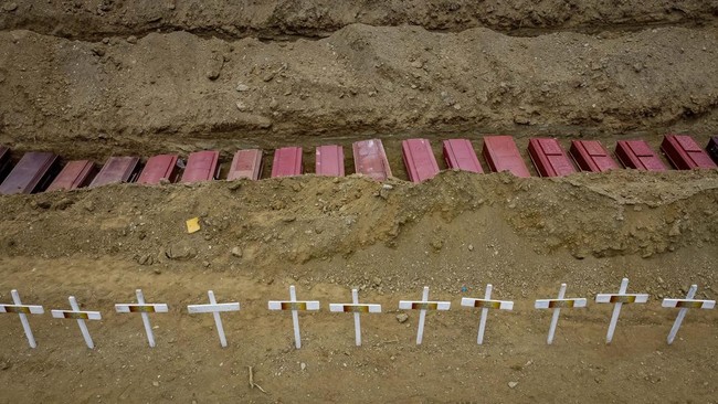 A drone view of coffins on the day of the burial of earthquake victims, in the aftermath of the June 24 earthquakes, at La Esperanza Cemetery, in La Guaira, Venezuela, July 6, 2026. REUTERS/Adriano Machado     TPX IMAGES OF THE DAY