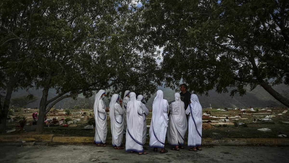 Nuns gather after accompanying a burial for earthquake victims in the aftermath of the June 24 earthquakes at La Esperanza Cemetery in La Guaira, Venezuela, July 6, 2026. REUTERS/Adriano Machado     TPX IMAGES OF THE DAY