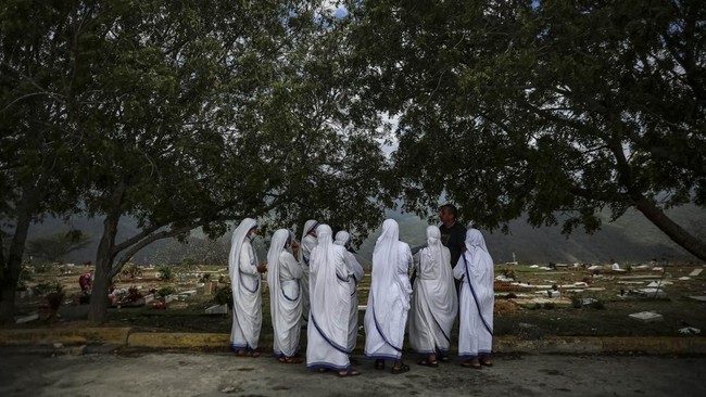 Nuns gather after accompanying a burial for earthquake victims in the aftermath of the June 24 earthquakes at La Esperanza Cemetery in La Guaira, Venezuela, July 6, 2026. REUTERS/Adriano Machado     TPX IMAGES OF THE DAY