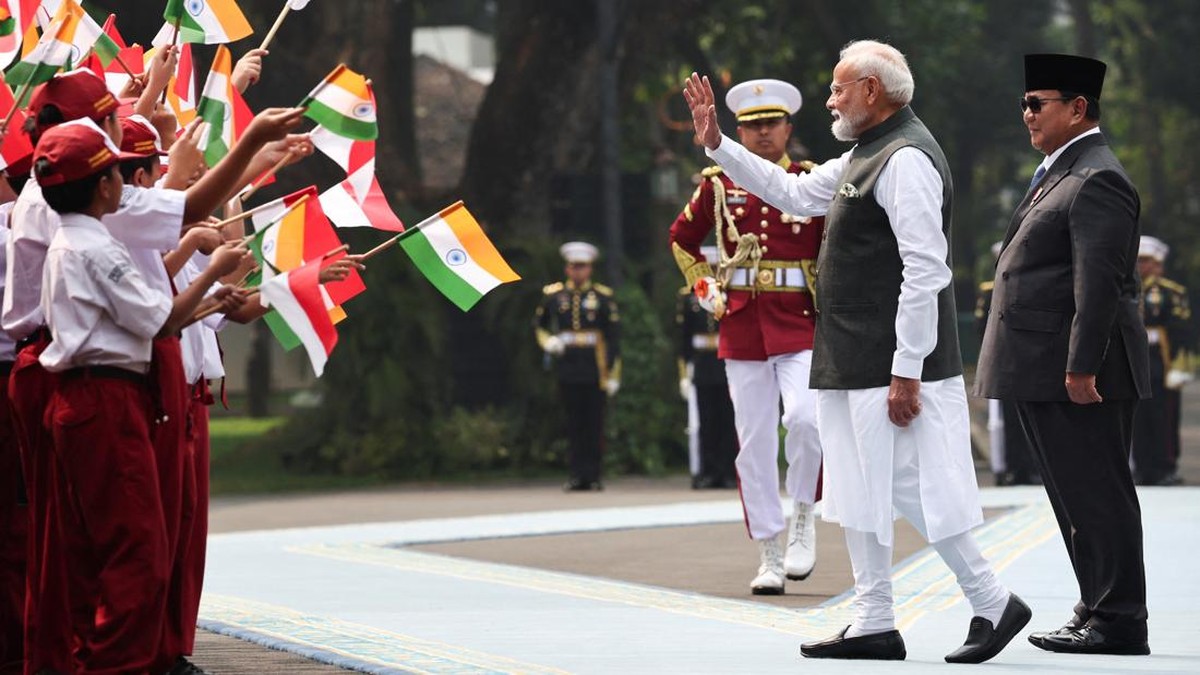 Indian Prime Minister Narendra Modi, accompanied by Indonesian President Prabowo Subianto, waves to students during a welcoming ceremony upon their meeting at the Merdeka Palace in Jakarta, Indonesia, July 7, 2026. REUTERS/Willy Kurniawan