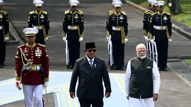 Presiden Prabowo Subianto (tengah) bersama Perdana Menteri India Narendra Modi (kanan) berjalan memeriksa pasukan di Istana Merdeka, Jakarta, Selasa (7/7/2026). Presiden Prabowo Subianto menerima kunjungan Perdana Menteri India Narendra Modi untuk me