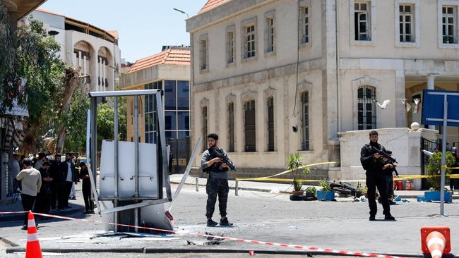 A cordoned-off area and a damaged structure in the aftermath of explosions near a hotel where French President Emmanuel Macron was meant to be staying, in Damascus, Syria, July 7, 2026. REUTERS/Yamam Al Shaar