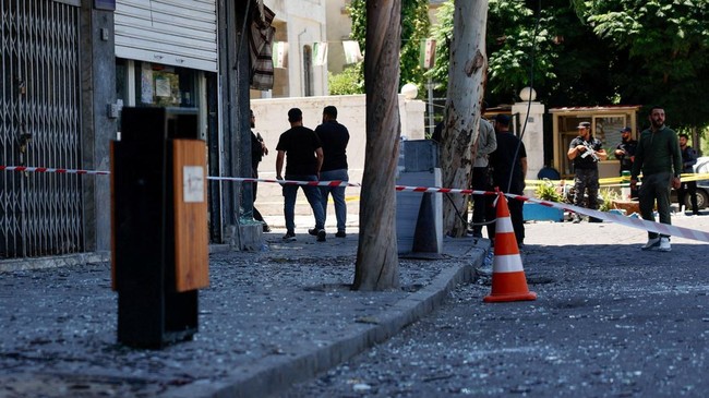 A cordoned-off area and debris in the aftermath of explosions near a hotel where French President Emmanuel Macron was meant to be staying, in Damascus, Syria, July 7, 2026. REUTERS/Yamam Al Shaar