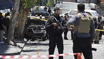 Security personnel stand guard near the Four Seasons Hotel following two blasts nearby in Damascus on July 7, 2026. Two explosions shook Damascus on July 7 near a hotel where French President Emmanuel Macron was staying, wounding at least 18 people,