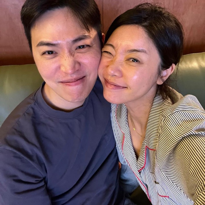 <p>Meski begitu, pasangan artis Korea yang satu ini cukup sering mengabadikan kebersaman di akun Instagram pribadi. Bahkan, tak sungkan memperlihatkan momen manis, Bunda. &ldquo;Saya bahagia setiap hari, penuh dengan ungu favorit saya kue ungu yobo, buket bunga ungu, dan daun ungu, Setiap bunga itu indah, jadi saya dengan hati-hati menyimpannya dalam sebuah video, Ulang tahun paling bahagia. Terima kasih <em>@movenaa,</em>&rdquo; tulis Sojin.&nbsp;(Foto: Instagram @ssozi_sojin)</p>