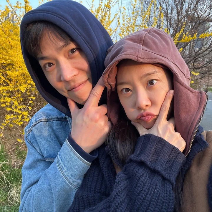 <p>Pada hari penayangan perdana drama tersebut, sang istri yang juga aktris sekaligus <em>member</em> girl group K-Pop, Sojin Girl&rsquo;s Day, mengungkap perasaan bangganya melihat akting sang suami. &ldquo;Sudah sangat menyenangkan sejak episode pertama. Tidak tahukah kalian? Suami saya muncul di &lsquo;<em>Agent Kim Reactivated</em>&rsquo;. Dia adalah Manajer Nam. Dia menakutkan,&rdquo; ujar Sojin, dikutip dari laman<em> allKpop,</em> Selasa (7/7/2026).&nbsp;(Foto: Instagram @ssozi_sojin)</p>
