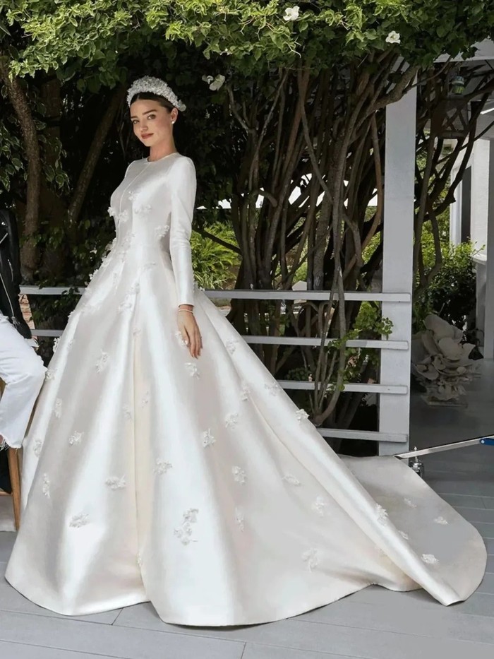 Miranda Kerr tampil anggun dalam gaun Christian Dior terinspirasi Grace Kelly saat menikah dengan Evan Spiegel pada 2017. Saking ikonisnya, gaun ini bahkan dipamerkan di museum/Foto: instagram.com/meetmetheredarling