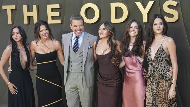 Christopher Nolan akhinya memperkenalkan The Odyssey dalam premier di London pada Senin (6/7) malam waktu setempat. (Photo by CARLOS JASSO / AFP)