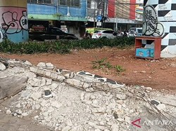 Polisi Tangkap 1 Rayap Besi Pencuri Pagar Taman Flyover Kampung Melayu