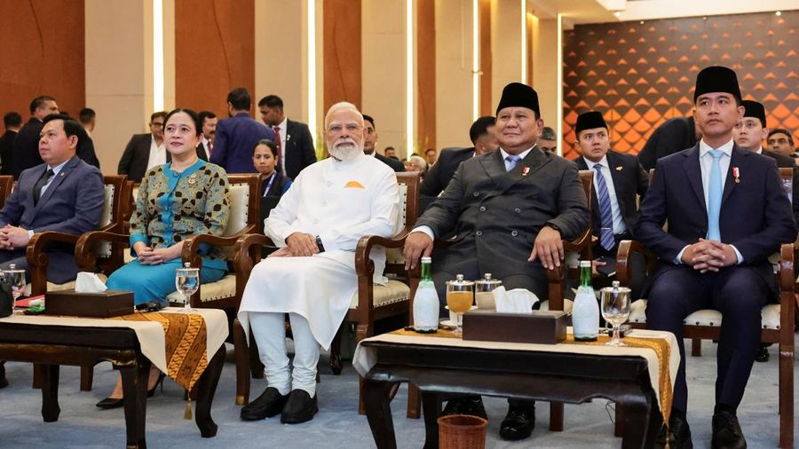 Perdana Menteri India Narendra Modi, duduk berbareng Ketua Dewan Perwakilan Rakyat (DPR) Puan Maharani, Presiden Indonesia Prabowo Subianto, Wakil Presiden Gibran Rakabuming Raka, dan Ketua Dewan Perwakilan Daerah (DPD) Sultan B. Najamudin, dalam kunjungannya ke gedung DPR RI di Jakarta, Indonesia, 7 Juli 2026.