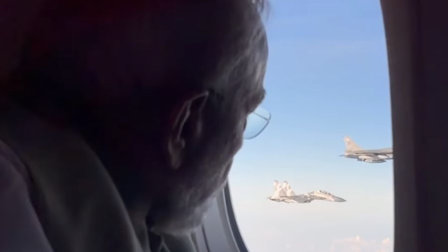 Pesawat nan membawa PM India dikawal secara unik oleh 3 pesawat tempur F-16 dan 2 pesawat tempur Sukhoi saat memasuki wilayah udara Indonesia. (Dok Sekretariat.Kabinet)