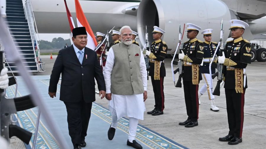 Pesawat nan membawa PM India dikawal secara unik oleh 3 pesawat tempur F-16 dan 2 pesawat tempur Sukhoi saat memasuki wilayah udara Indonesia. (Dok Sekretariat.Kabinet)