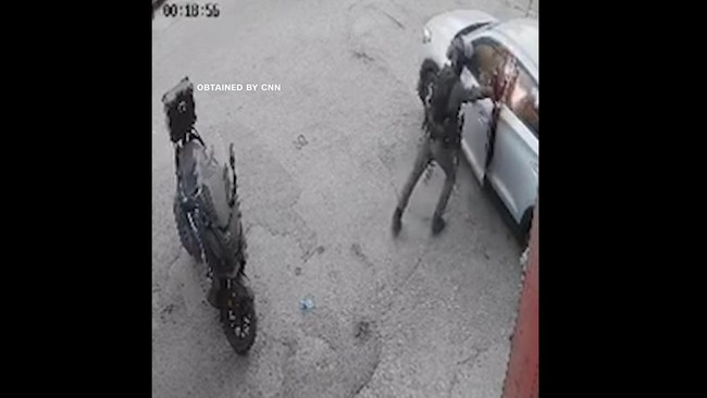 Polisi perbatasan Israel melempar granat kejut ke dalam mobil salah satu warga Palestina di kamp pengungsian Qalandiya, dekat perbatasan, Senin (5/7).