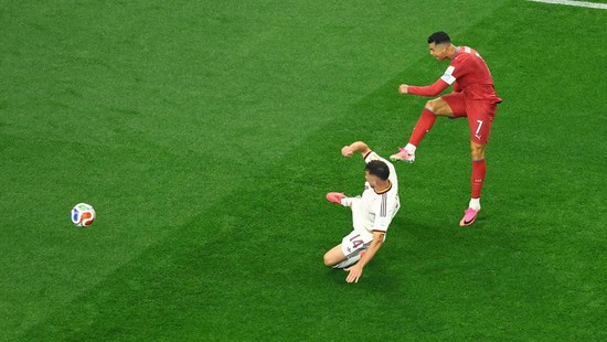 Soccer Football - FIFA World Cup 2026 - Round of 16 - Portugal v Spain - Dallas Stadium, Arlington, Texas, U.S. - July 6, 2026 Portugal's Cristiano Ronaldo shoots at goal REUTERS/Issei Kato