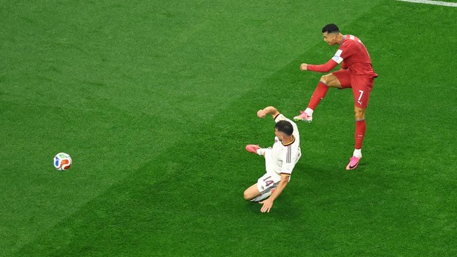 Soccer Football - FIFA World Cup 2026 - Round of 16 - Portugal v Spain - Dallas Stadium, Arlington, Texas, U.S. - July 6, 2026 Portugal's Cristiano Ronaldo shoots at goal REUTERS/Issei Kato