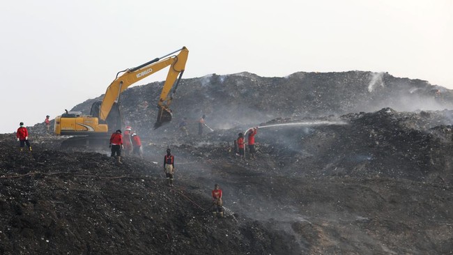 Ppemadaman kebakaran TPA Jatiwaringin Tangerang mencapai progres 45% dari total 14 hektare lahan terbakar. Segala upaya dilakukan petugas gabungan. (dok BNPB)
