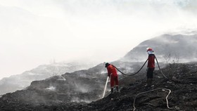 Ppemadaman kebakaran TPA Jatiwaringin Tangerang mencapai progres 45% dari total 14 hektare lahan terbakar. Segala upaya dilakukan petugas gabungan. (dok BNPB)