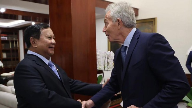 Presiden RI Prabowo Subianto menerima kunjungan mantan Perdana Menteri Inggris, Tony Blair, dalam sebuah pertemuan yang berlansung di kediaman pribadinya di Kertanegara, Jakarta, Senin (6/7).