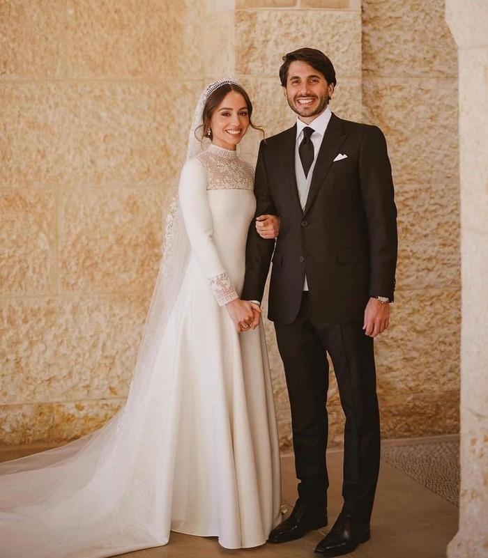 Putri Iman dari Yordania tampil seperti putri dongeng dalam gaun pengantin Christian Dior karya Maria Grazia Chiuri yang elegan dan timeless/Foto: instagram.com/bling.weddings