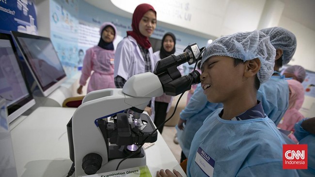 Anak-anak juga diperkenalkan pada prosedur pemeriksaan kesehatan dasar guna memahami pentingnya menjaga kesehatan sejak usia dini.