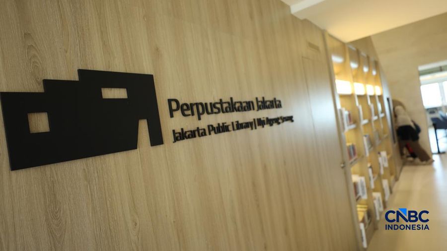 Seorang penduduk memilih kitab referensi di Perpustakaan Jakarta Nyi Ageng Serang di Gedung Nyi Ageng Serang, Jakarta Selatan, Selasa (7/7/2026).