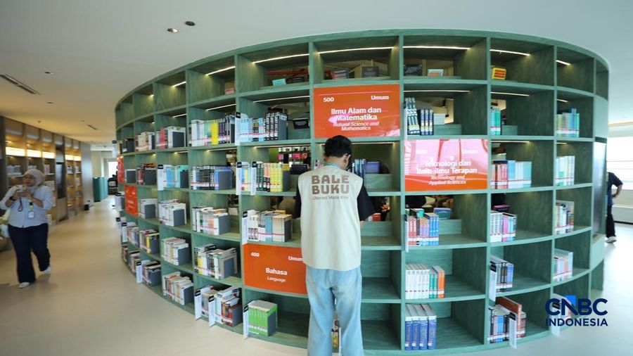 Seorang penduduk memilih kitab referensi di Perpustakaan Jakarta Nyi Ageng Serang di Gedung Nyi Ageng Serang, Jakarta Selatan, Selasa (7/7/2026). (CNBC Indonesia/Tri Susilo)
