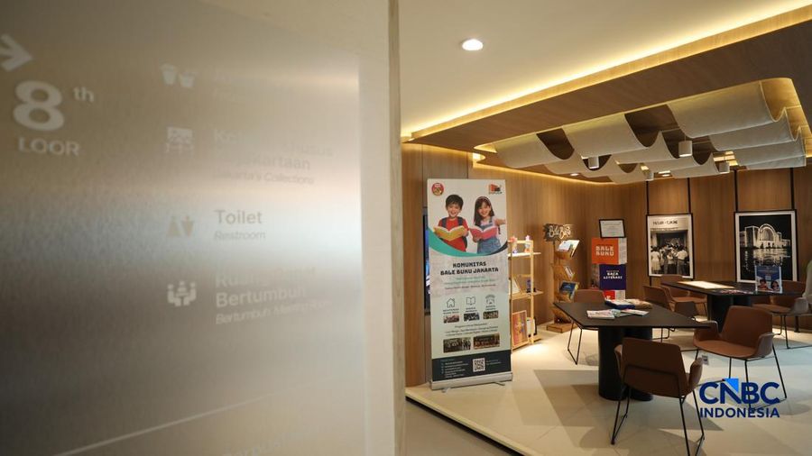 Seorang penduduk memilih kitab referensi di Perpustakaan Jakarta Nyi Ageng Serang di Gedung Nyi Ageng Serang, Jakarta Selatan, Selasa (7/7/2026).