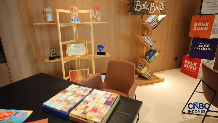 Seorang penduduk memilih kitab referensi di Perpustakaan Jakarta Nyi Ageng Serang di Gedung Nyi Ageng Serang, Jakarta Selatan, Selasa (7/7/2026).