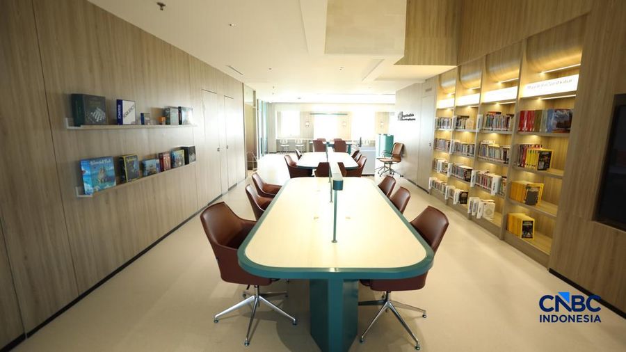 Seorang penduduk memilih kitab referensi di Perpustakaan Jakarta Nyi Ageng Serang di Gedung Nyi Ageng Serang, Jakarta Selatan, Selasa (7/7/2026).
