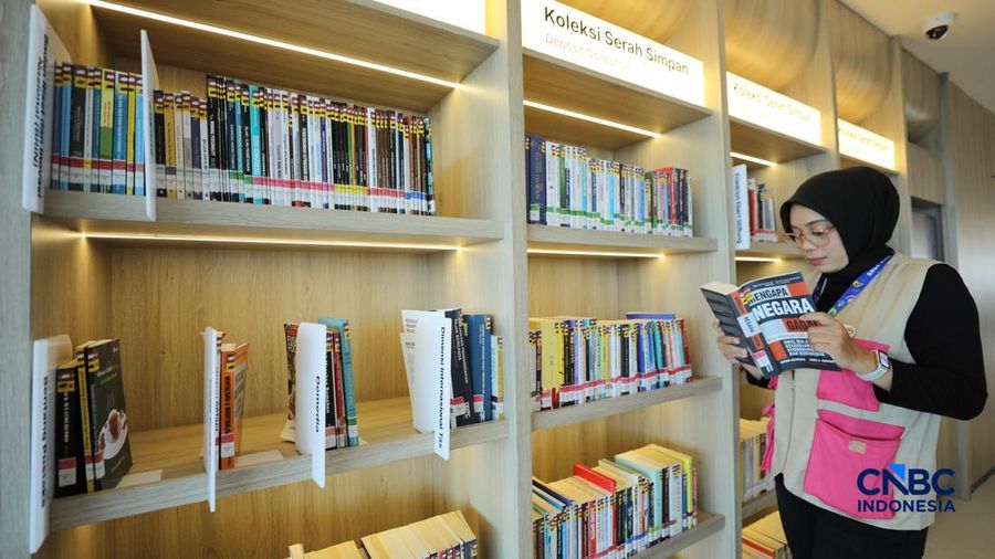 Seorang penduduk memilih kitab referensi di Perpustakaan Jakarta Nyi Ageng Serang di Gedung Nyi Ageng Serang, Jakarta Selatan, Selasa (7/7/2026).
