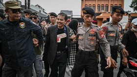 Roy Suryo (ketiga kanan) selaku pihak pemohon berjalan usai sidang putusan praperadilan atas penangkapannya dalam kasus dugaan fitnah.